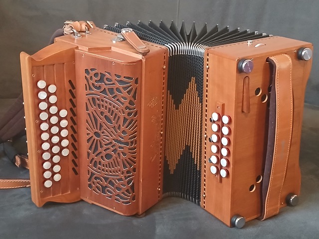 Gaïa – Accordéon diatonique – 2 Rangs + 5 – 3 voix – 12 Basses